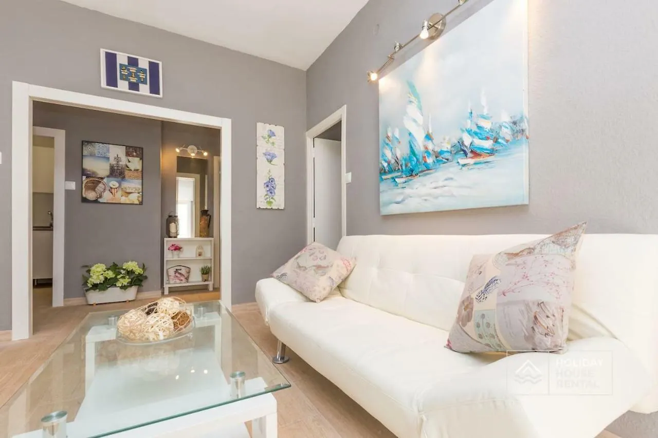 S12 - Beach Front Apartment --Free Wifi- Salou Spanje
