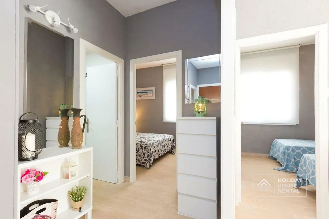 S12 - Beach Front Apartment --Free Wifi- Салоу