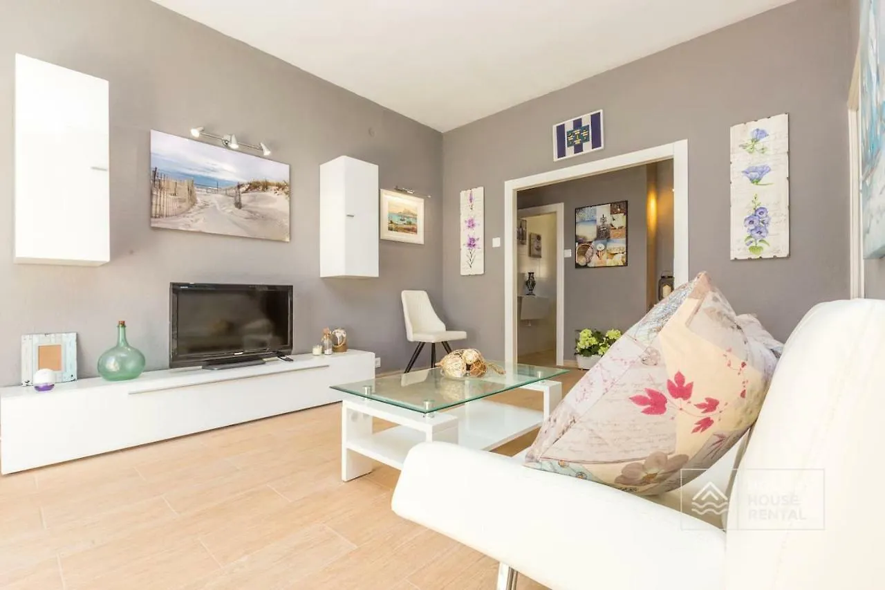 S12 - Beach Front Apartment --Free Wifi- Салоу