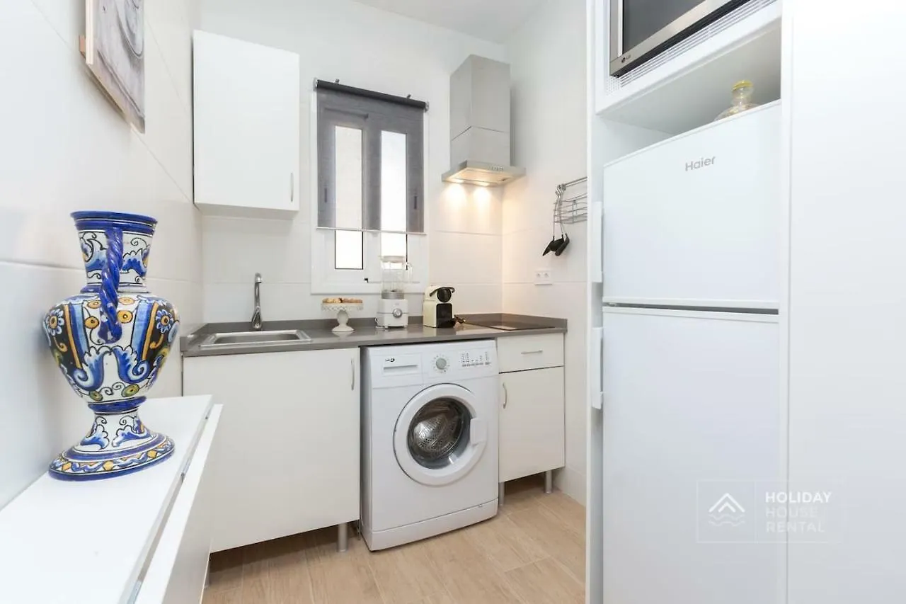 S12 - Beach Front Apartment --Free Wifi- Салоу