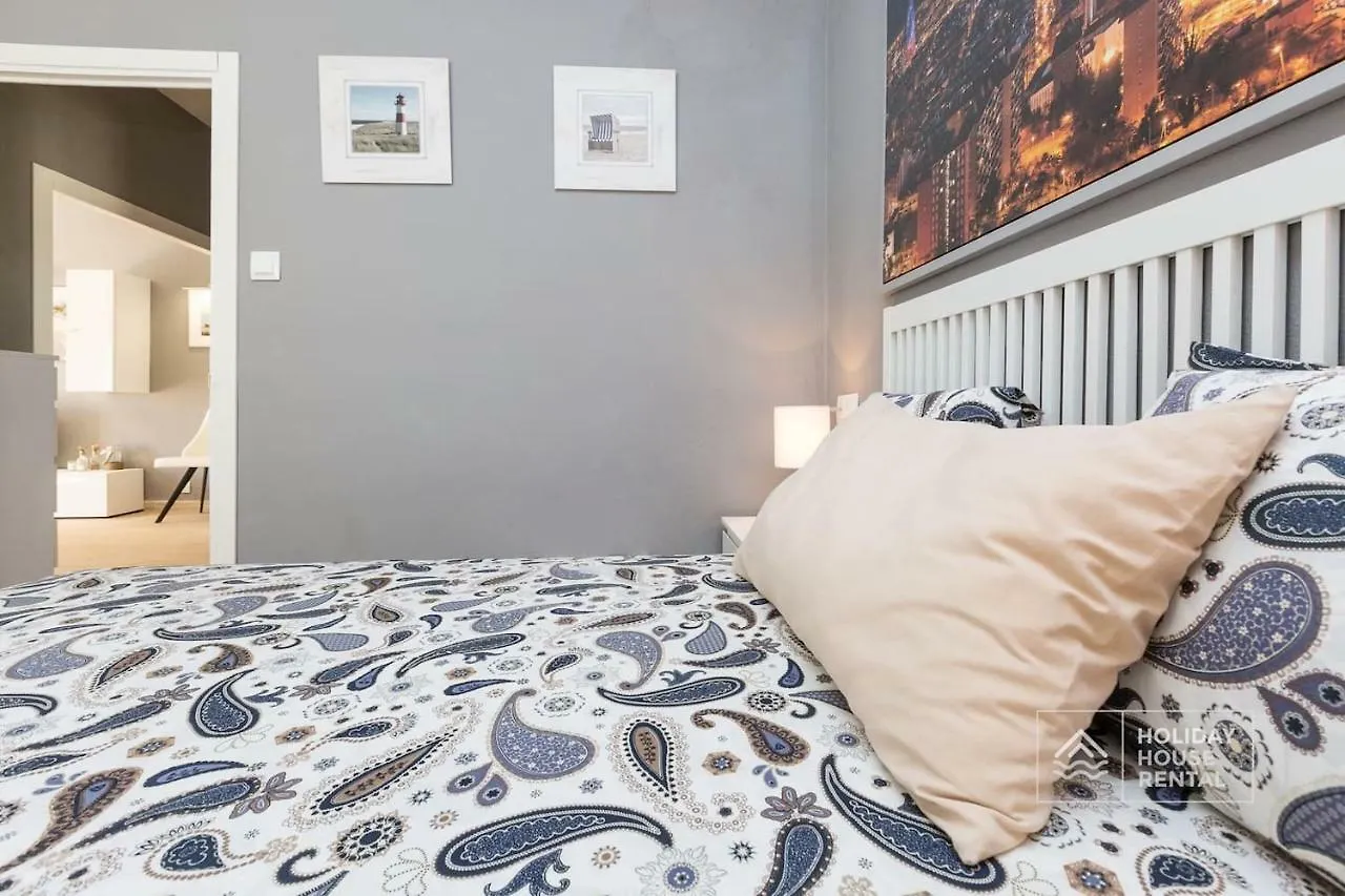 S12 - Beach Front Apartment --Free Wifi- Salou